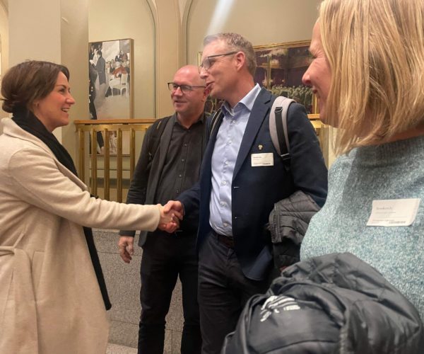 Her hilser vi på arbeids- og inkluderingsminister Tonje Brenna (AP).