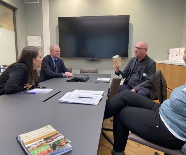 Vi startet med et møte hos Vestfolds representanter fra Høyre, Lene Westgaard-Halle, som også er Høyres landbrukspolitisk talsperson og Erlend Larsen. Vi fikk fin dialog og de fortalte oss om arbeidet Høyre nå har startet for å utarbeide en ny helhetlig landbrukspolitikk. Her ønsket de både innspill og muligheten for å kunne sparre litt med oss underveis..