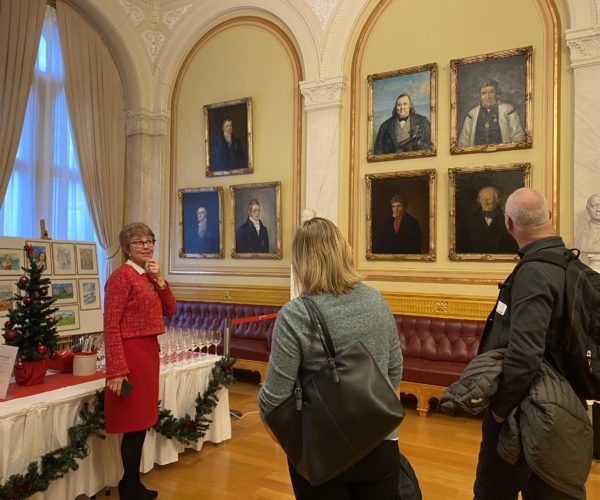 Kathrine Kleveland tok seg tid til å gi oss en liten omvisning på Stortinget. Det har vært vestfoldinger her før oss. Grev Herman Wedel Jarlsberg var både stortingsrepresentant, statsråd og stortingspresident og tittet ned på oss fra sin plass på veggen..