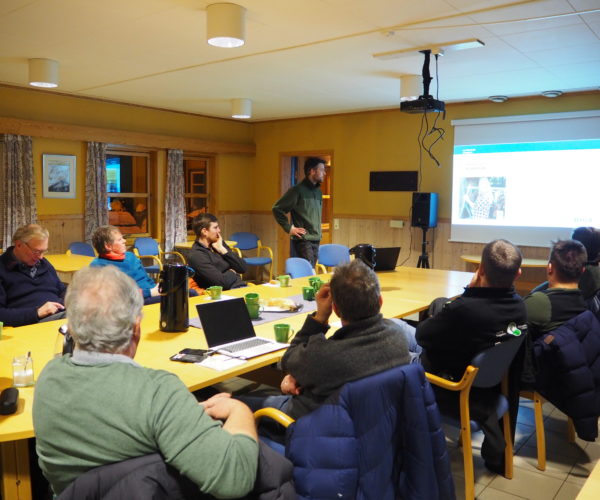 På Landbrukets hus på Gvarv ble det en god gjeng rundt bordet som diskuterte klimatiltak i kornproduksjon. Rådgiver fra NLR, Svein Ivar Ånestad, informerte. 