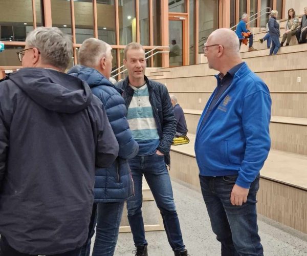 Etterpå var det mulig å snakke med flere landbruksorganisasjoner. Her er Hans Jørgen Olsen Røren (i blå cardigan) i prat med representanter fra Statsforvalteren.