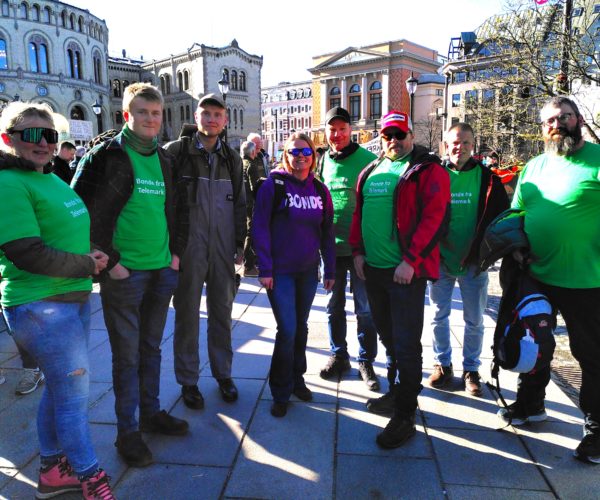 Trude Flatland, leder i Telemark Bondelag, med noen av telemarkingene foran Stortinget.