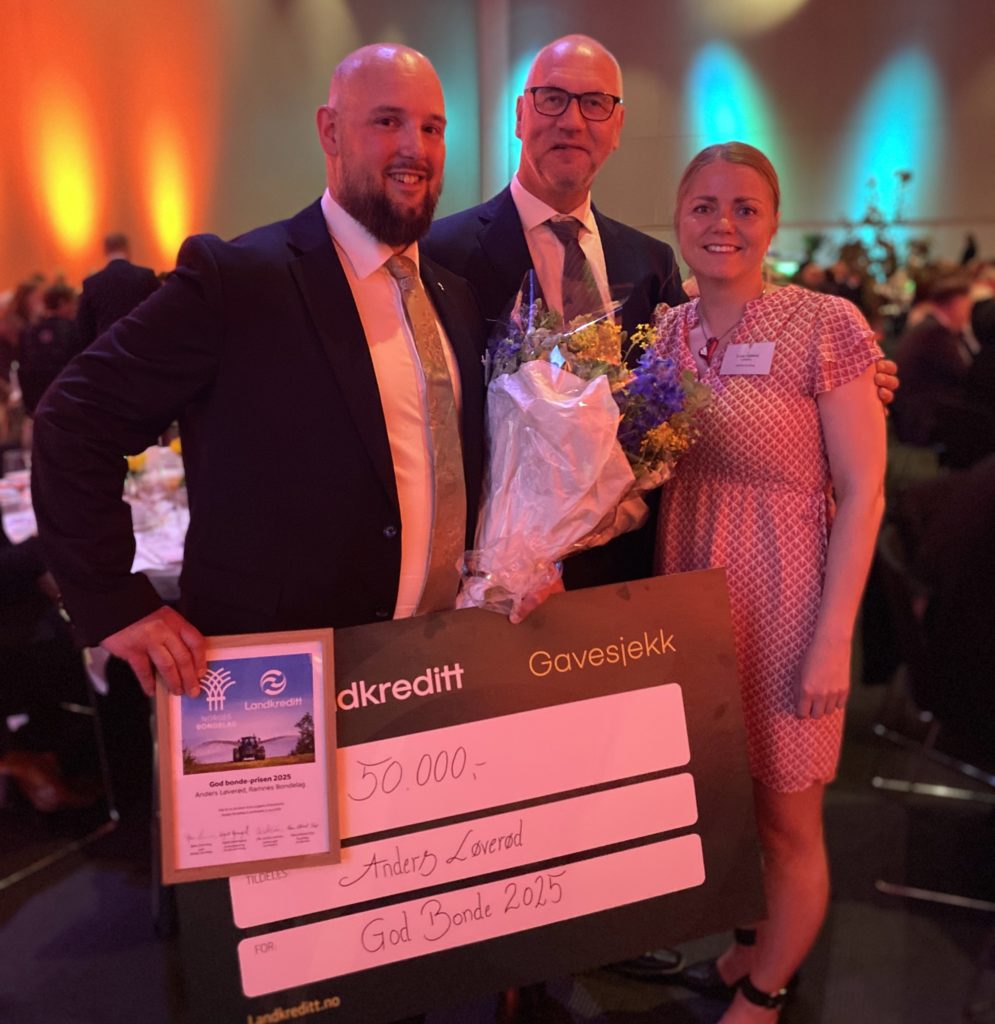 Anders Løverød (t.v.) gratuleres av fylkeslederne i Vestfold Bondelag, Hans Jørgen O. Røren, og Telemark Bondelag, Trude Flatland. Foto: Amund Kind. 