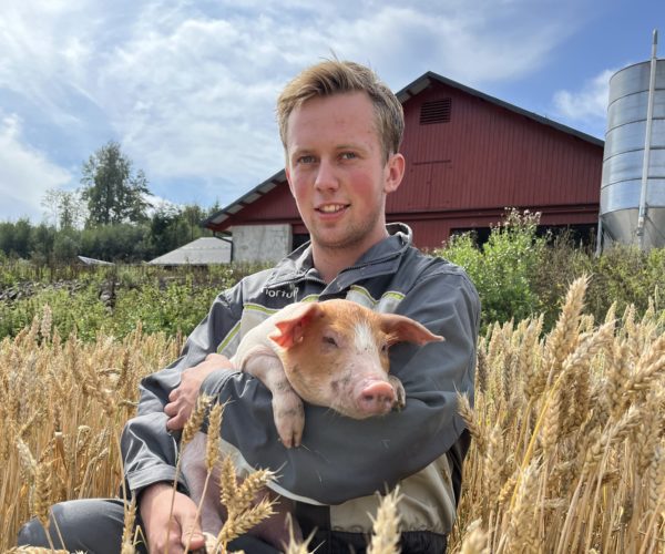 Martin Gran, 20 år. Tatt landbruksutdanning på Tomb landbruksskole. Eier og driver en konsesjonsgård med økologisk gris i Høyjord. Leier ut kornjorda. Jobber også for sin mor og far på hjemgården. 