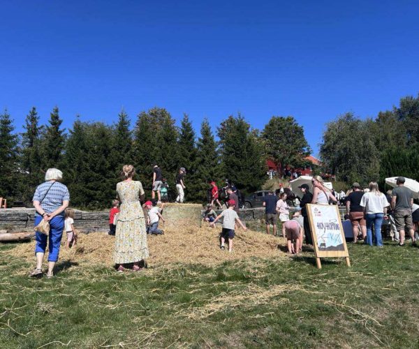 Hopping i halmen er alltid populært