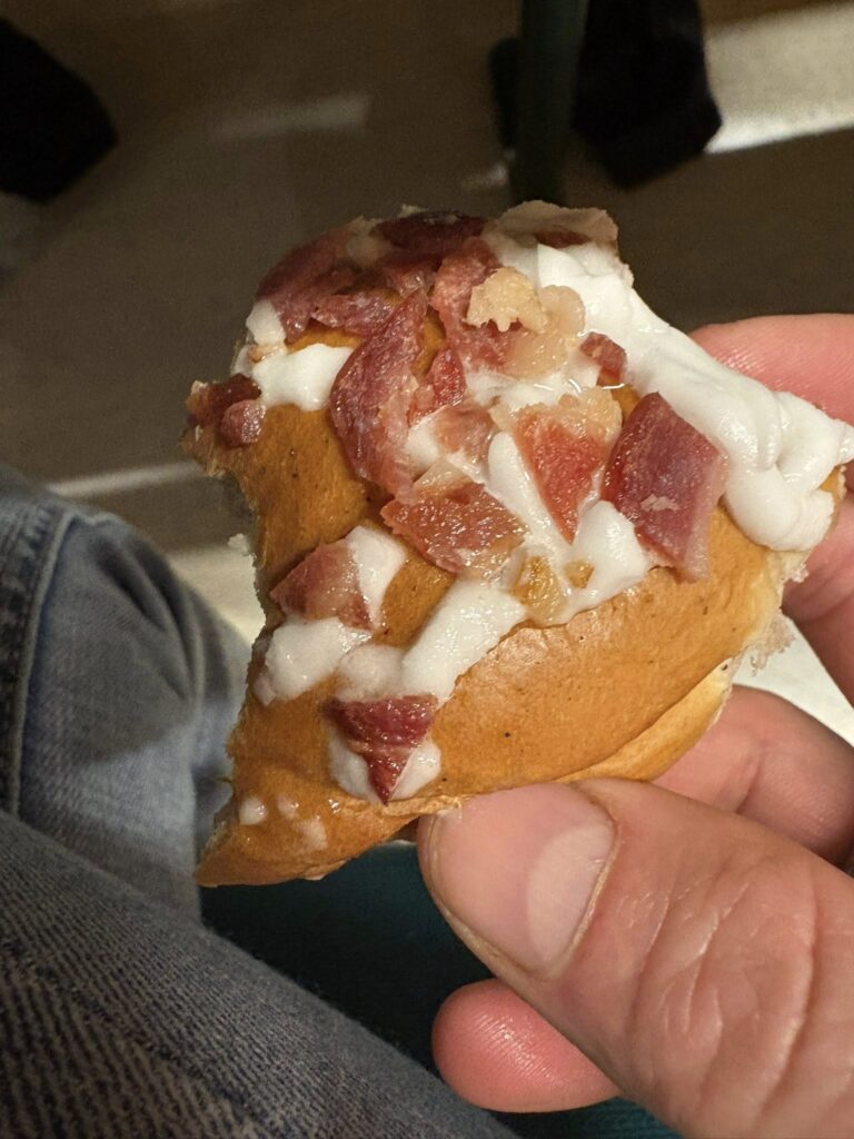 Bolle med melis og bacon, - ny variant og overraskende godt, i følge fylkeslederen i Telemark Bondelag :-)